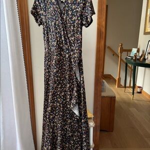 Flowy midi dress with ruffle opening